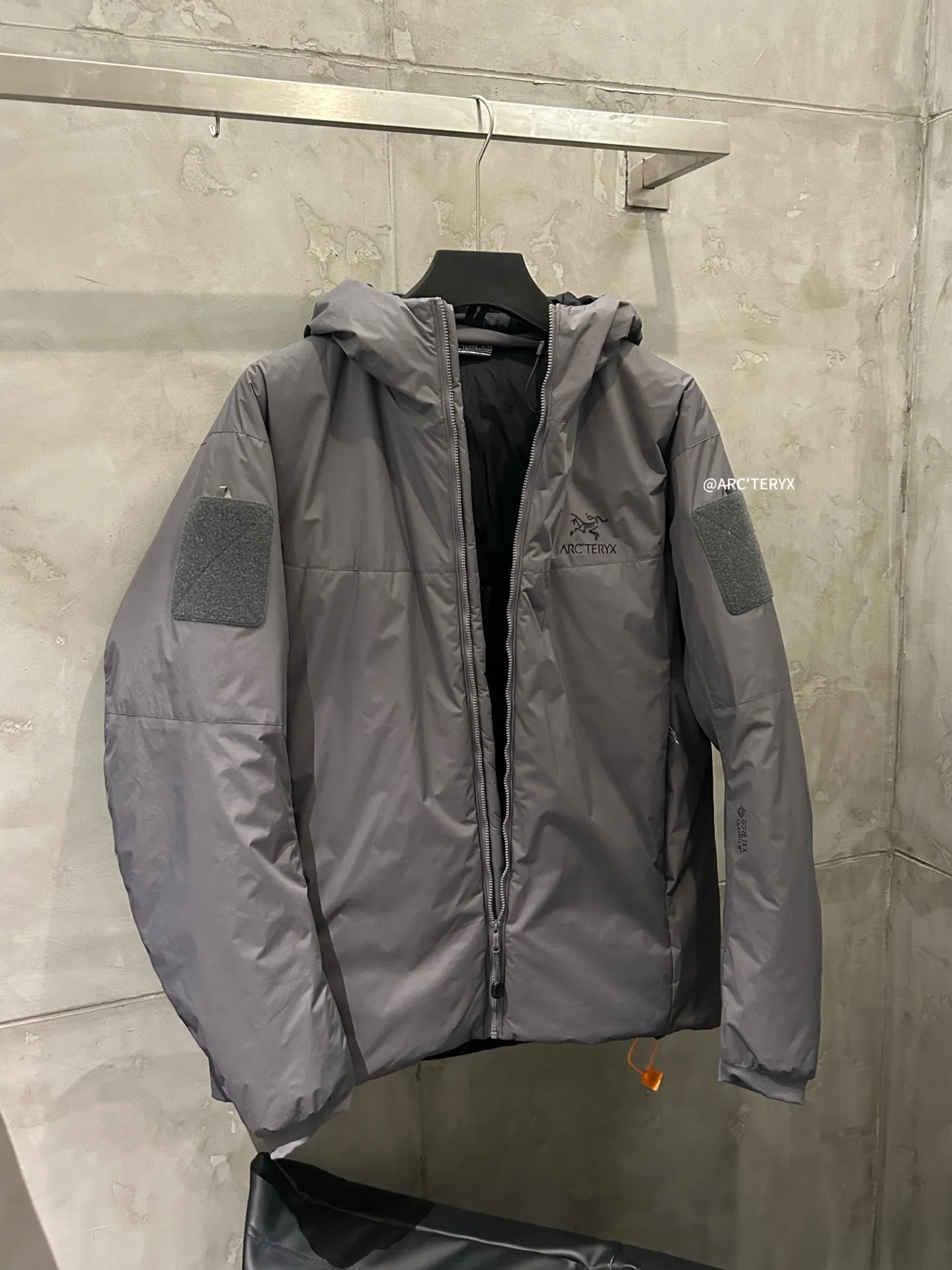 Arcteryx/ Leaf Cold Gen 2 ! N WINDSTOPPER 2L ， Coreloft 100 ， 。 Cold Series ， ， ， ！ ， 。 windstopper ,n Gossamera Fusion WS。 ， ： 1： WINDSTOPPER ， ， ， ， 。 Coreloft ， 。 。 2： 。 3： ， ， 。 4： ， ， 。 ， ， 。 1:1 ， ！ ， ！ ：Black/ / Gray/ / Size：S-XXL Size S 118 51 70 M 122 53 72 L 126 55 74 XL 130 56 76 XXL 134 57 78